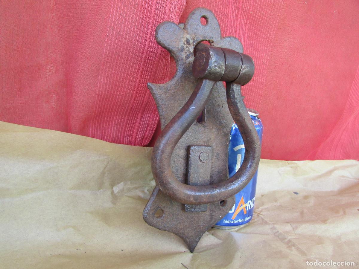 Antig&uuml;edades: ALDABA , LLAMADOR, TIRADOR O PICAPORTE ANTIGUO DE Puerta. HIERRO FORJADO . 1 KG