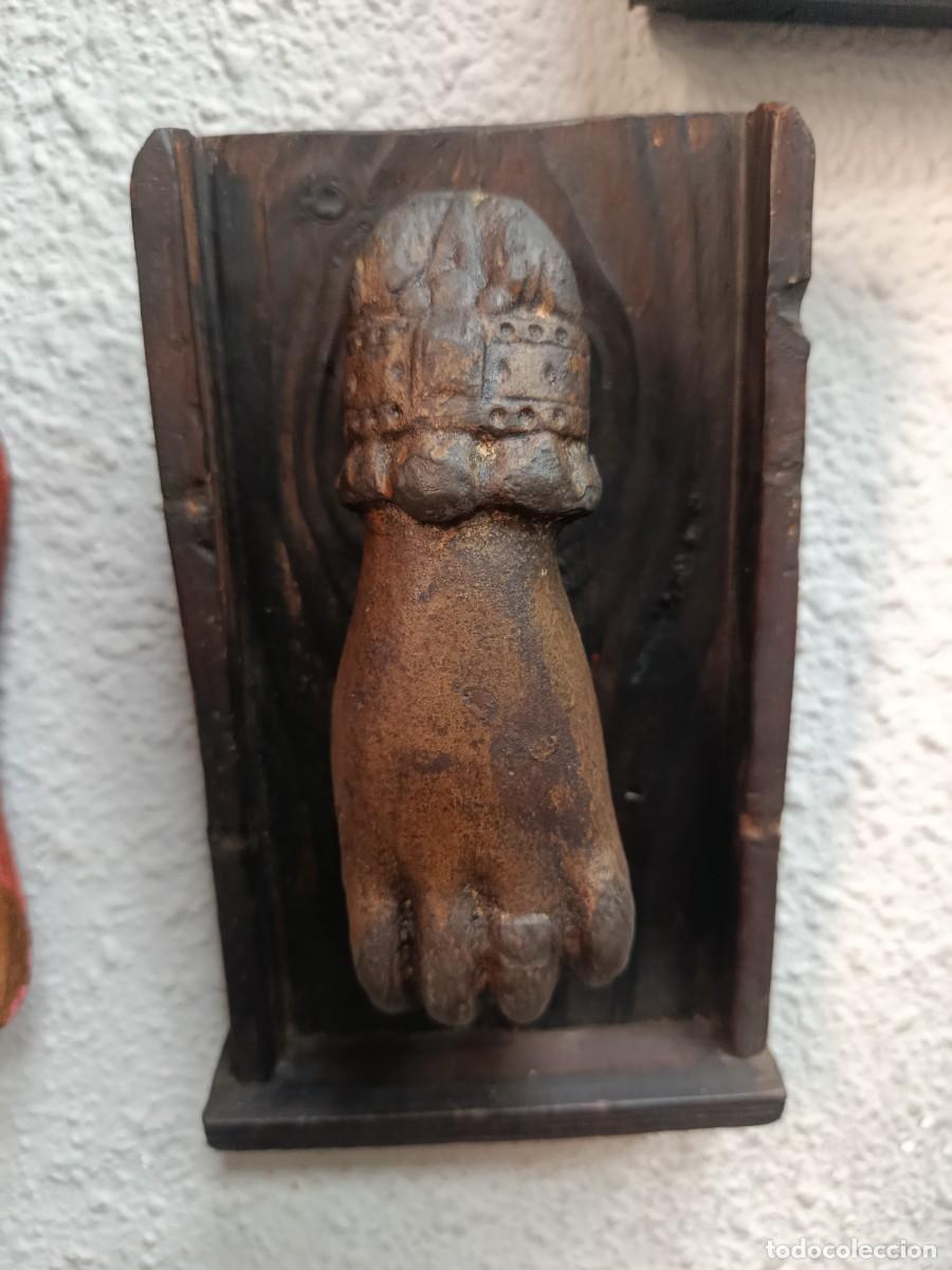 Antig&uuml;edades: Aldaba de puerta siglo XIX, mano con anillo. Con soporte de madera.