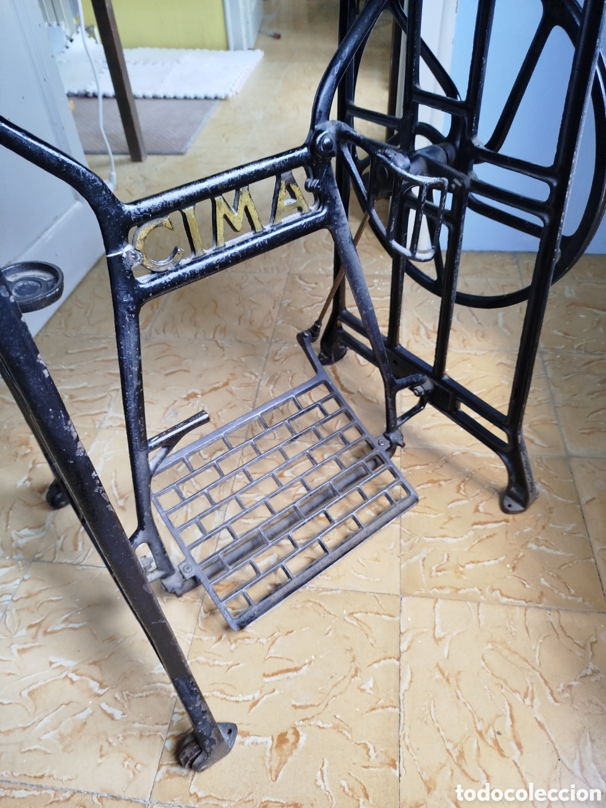 Antig&uuml;edades: M&aacute;quina de coser a pedal - Foto 2