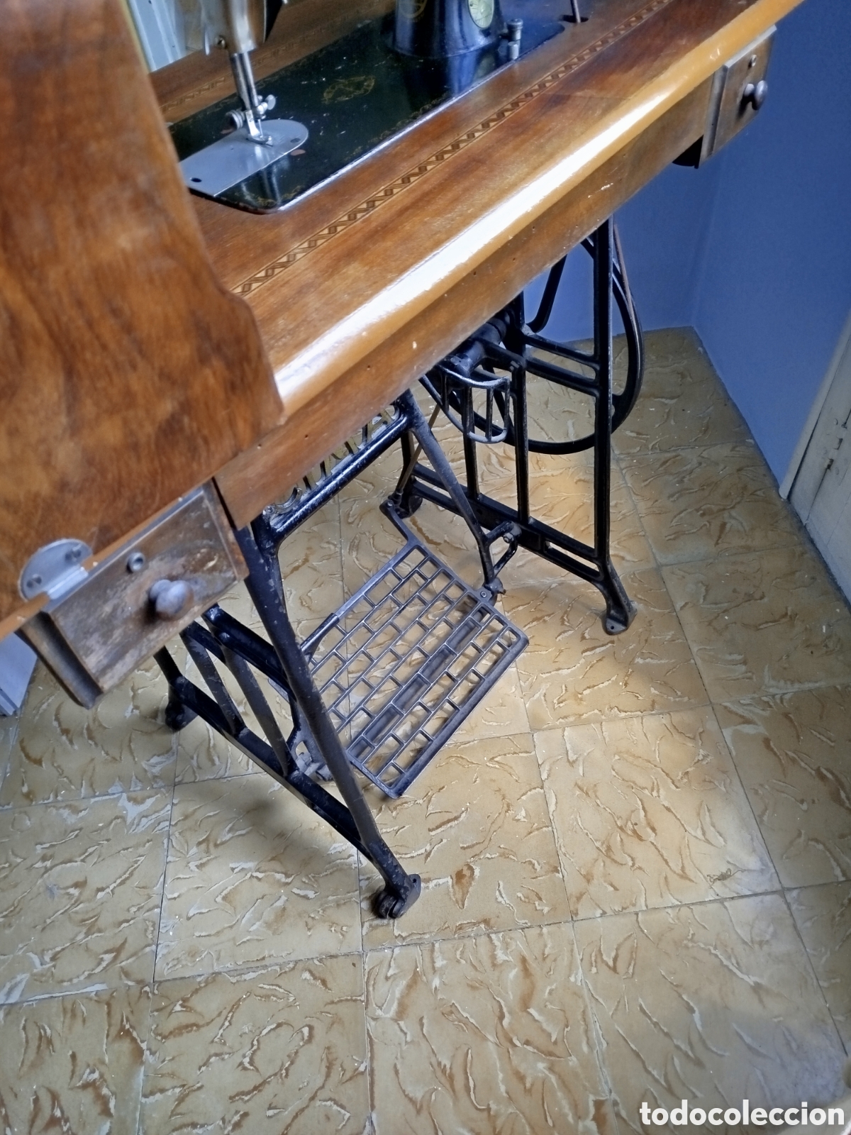 Antig&uuml;edades: M&aacute;quina de coser a pedal - Foto 3