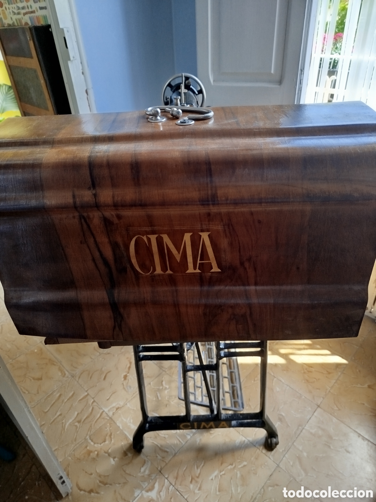 Antig&uuml;edades: M&aacute;quina de coser a pedal