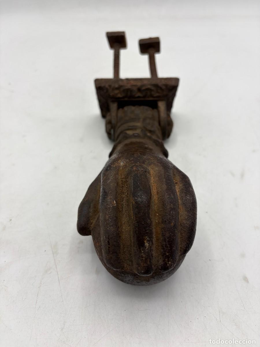 Antig&uuml;edades: ANTIGUO LLAMADOR DE PUERTA ALDAB&Oacute;N EN FORMA DE MANO &ndash; HIERRO FUNDIDO &ndash; DOBLE TORNILLO DE FIJACI&Oacute;N
