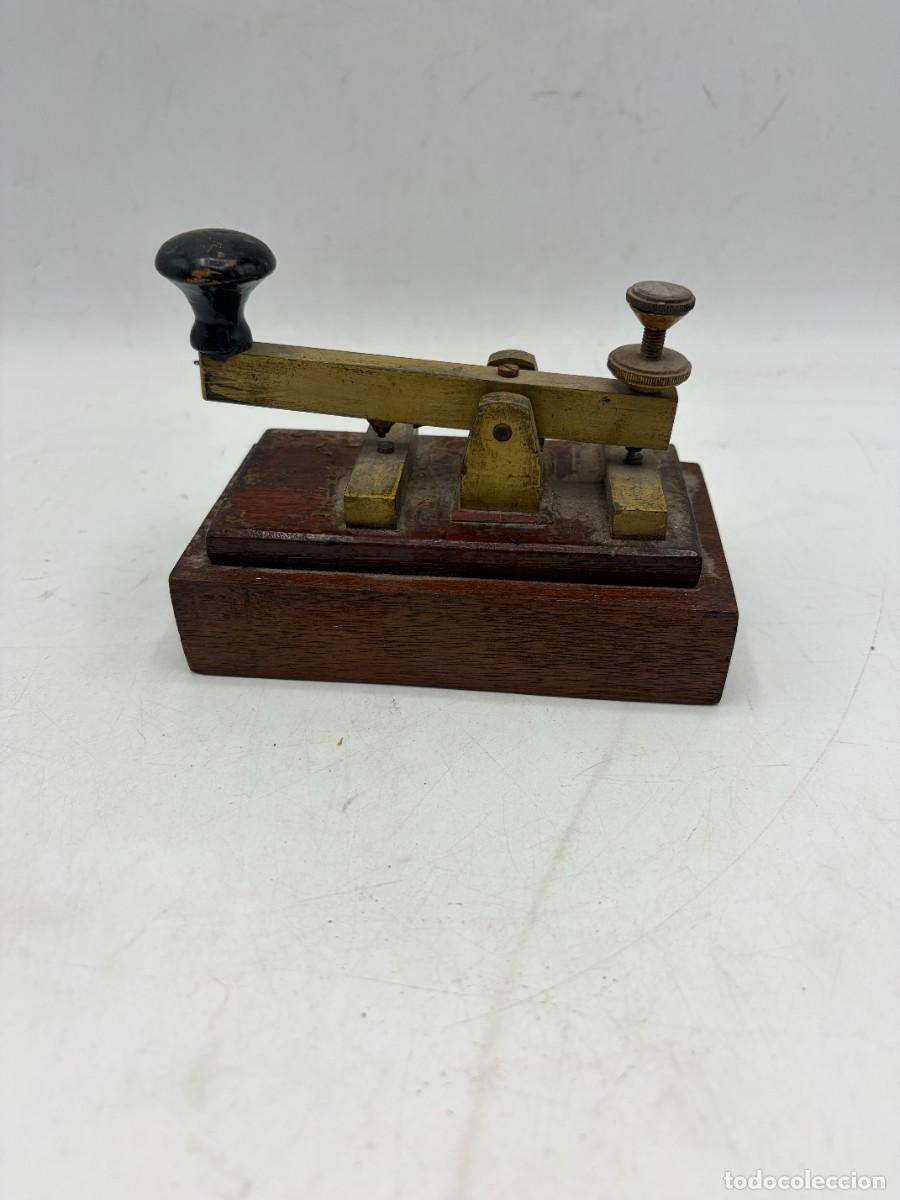 Antig&uuml;edades: ANTIGUA LLAVE TELEGR&Aacute;FICA MANIPULADOR MORSE DE LAT&Oacute;N SOBRE BASE DE MADERA &ndash; TEL&Eacute;GRAFO
