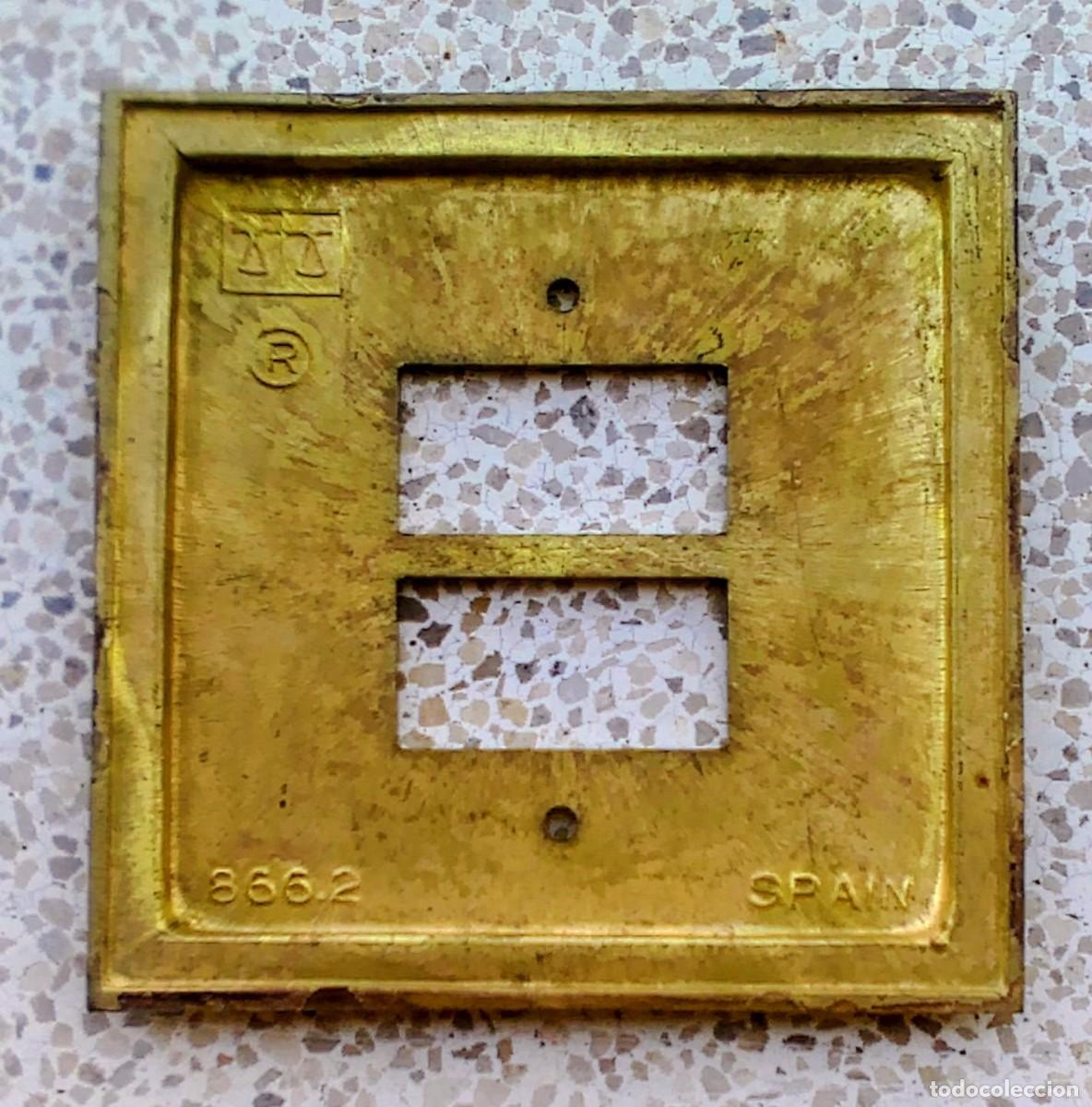 Antig&uuml;edades: 3 Embellecedor de bronce para 2 mecanismos. 866.2... Sanna