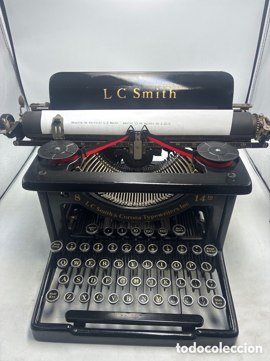 Antig&uuml;edades: M&aacute;quina de escribir LC Smith modelo 8.