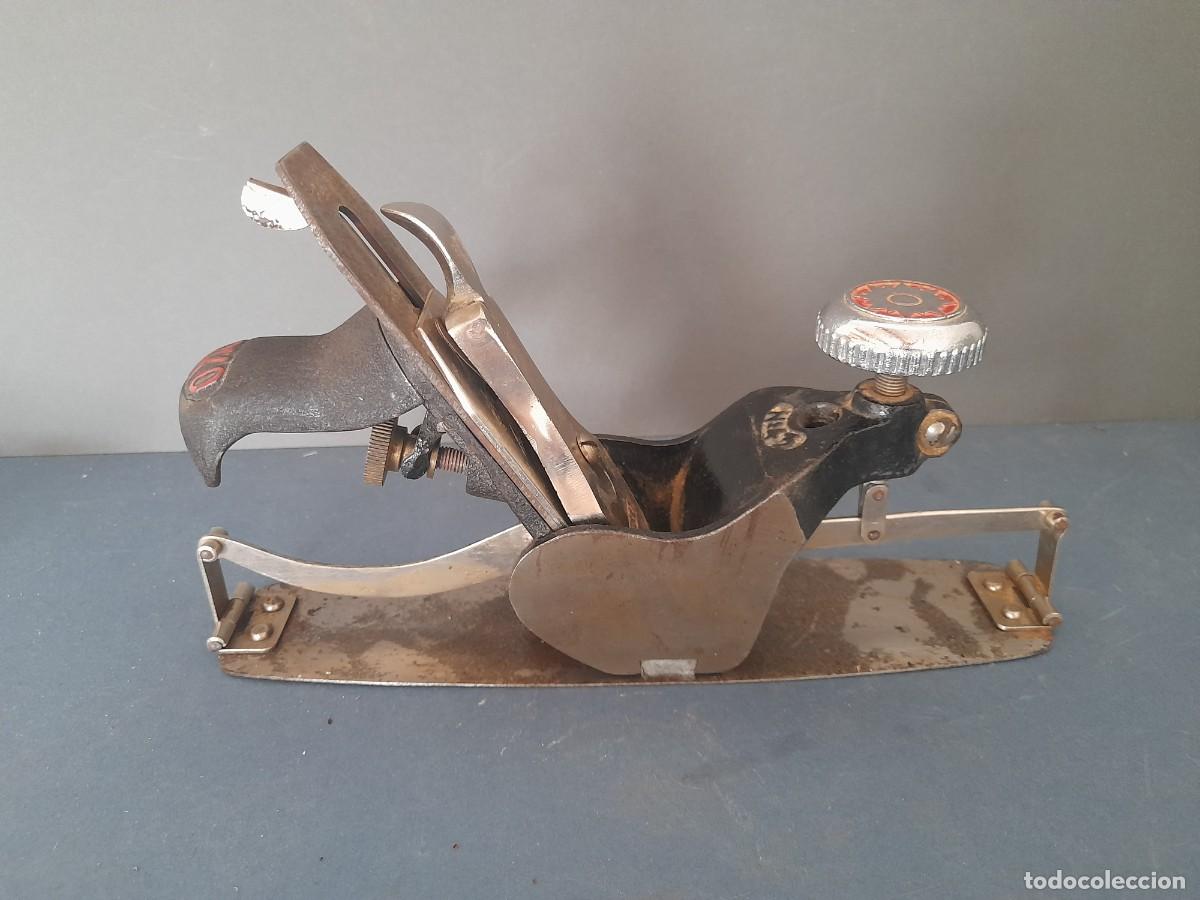 Antig&uuml;edades: cepillo circular urko n&ordm; 43, concavo y convexo, con se&ntilde;ales de edad y uso, 26cm aprox