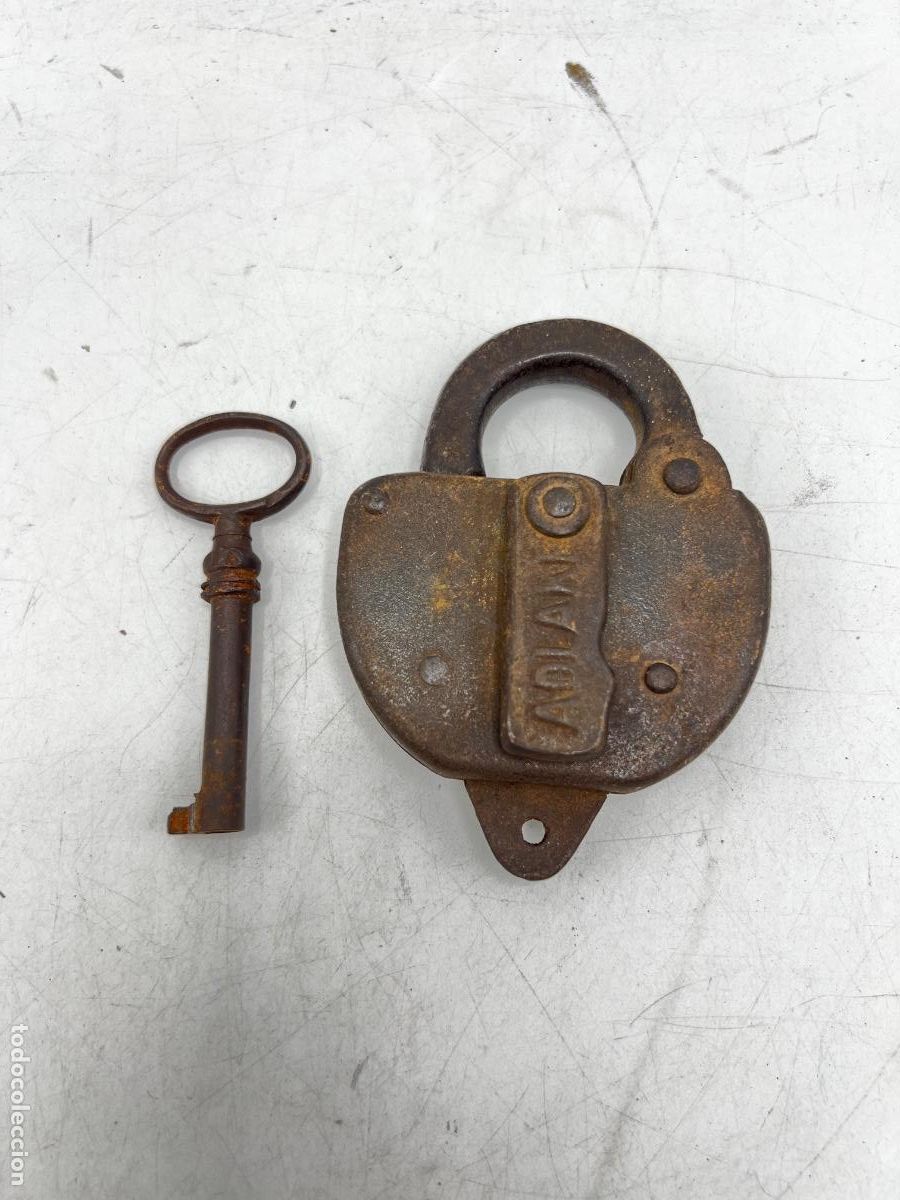 Antig&uuml;edades: ANTIGUO CANDADO DE HIERRO CON LLAVE. ADLAKE. 10,5 x 7,5 CM.