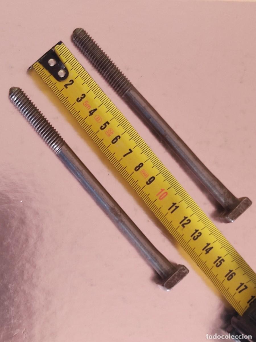 Antig&uuml;edades: Dos tornillos antiguos de hierro.