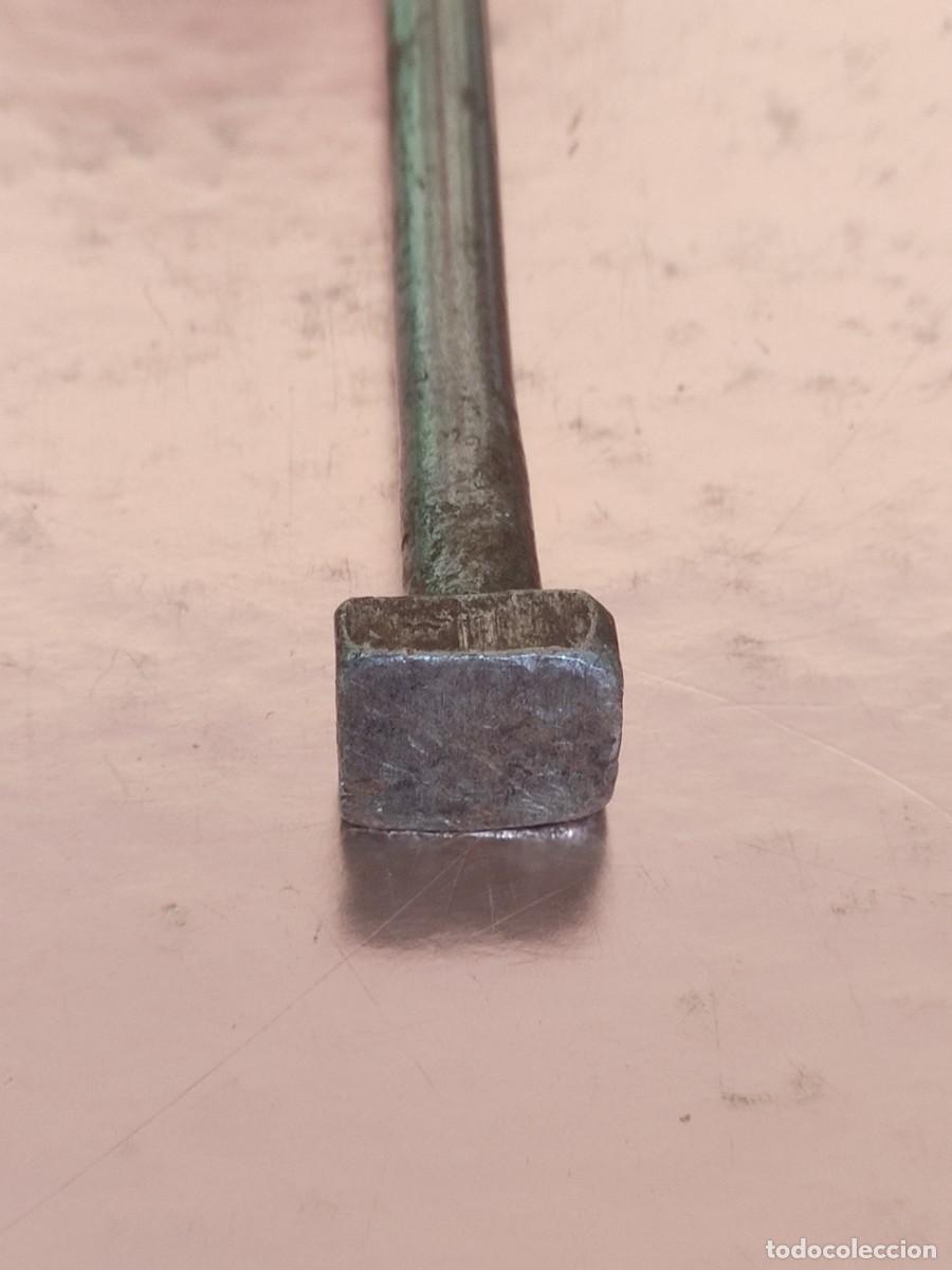 Antig&uuml;edades: Dos tornillos antiguos de hierro. 14 cm. - Foto 2