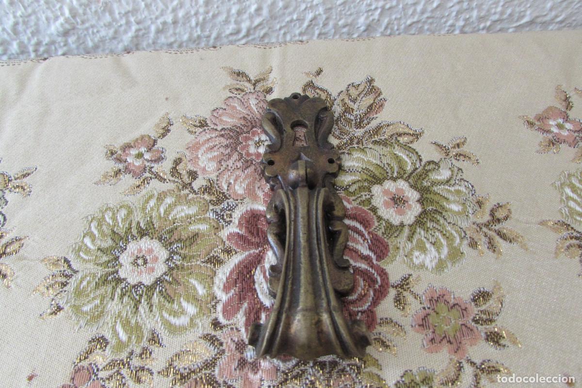 Antig&uuml;edades: Antiguo tirador embellecedor vintage para mueble
