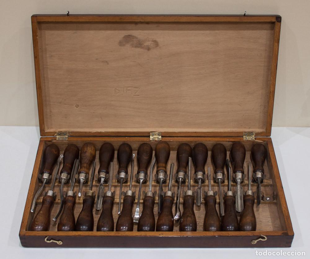 Antig&uuml;edades: ANTIGUO ESTUCHE DE 23 GUBIAS Y FORMONES DE MICROTALLA GOLDENBERG.