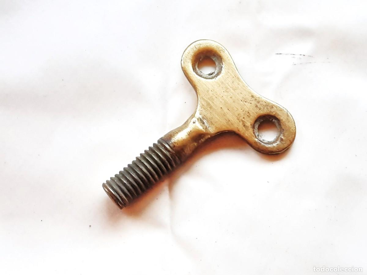 Antig&uuml;edades: ANTIGUO TORNILLO TORNILLO DE MARIPOSA