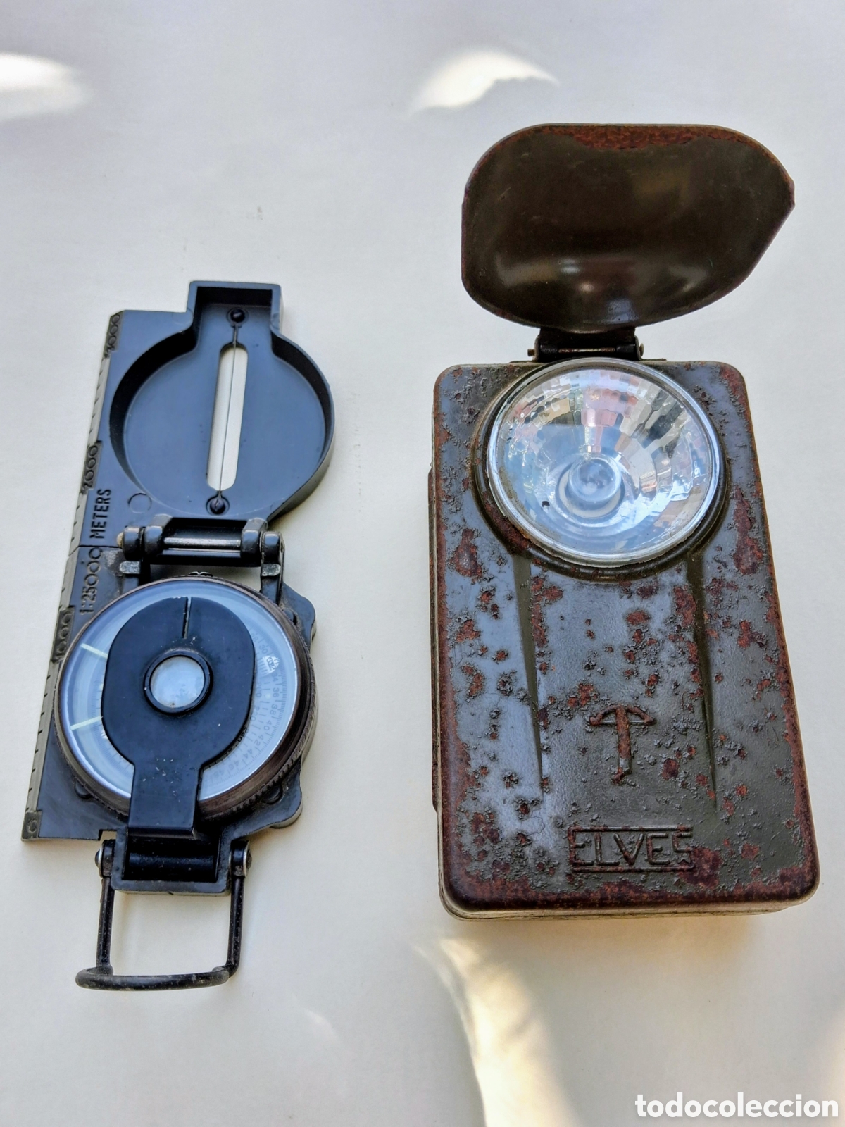 Antig&uuml;edades: Lote de 2 piezas militares vintage originales. 1- Br&uacute;jula lens&aacute;tica militar tipo US, escala lateral
