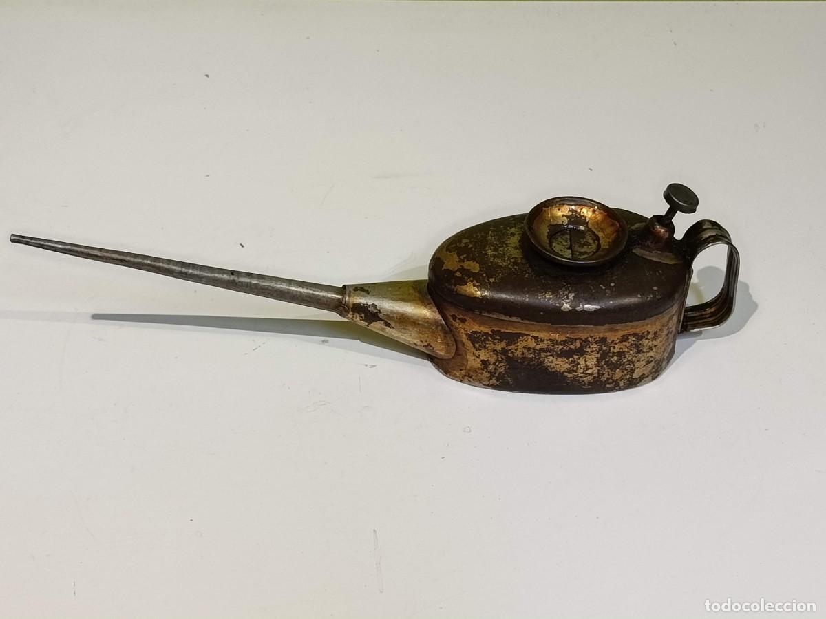 Antig&uuml;edades: Engrasador aceitera de metal antiguo