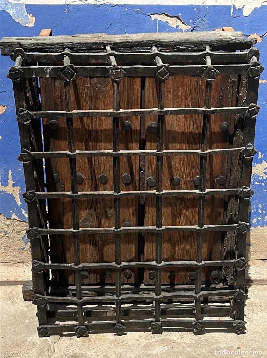 Antig&uuml;edades: REJA EXTRAORDINARIA DE FORJA MUY REFORZADA CON VENTANA DE CLAVOS DE 90 CMS. DE ALTO Y 73 CMS. ANCHO