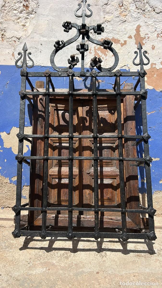 Antig&uuml;edades: REJA EXTRAORDINARIA DE FORJA CON PEINETA MUY REFORZADA CON VENTANA DE CLAVOS DE 134 CMS. ALTO