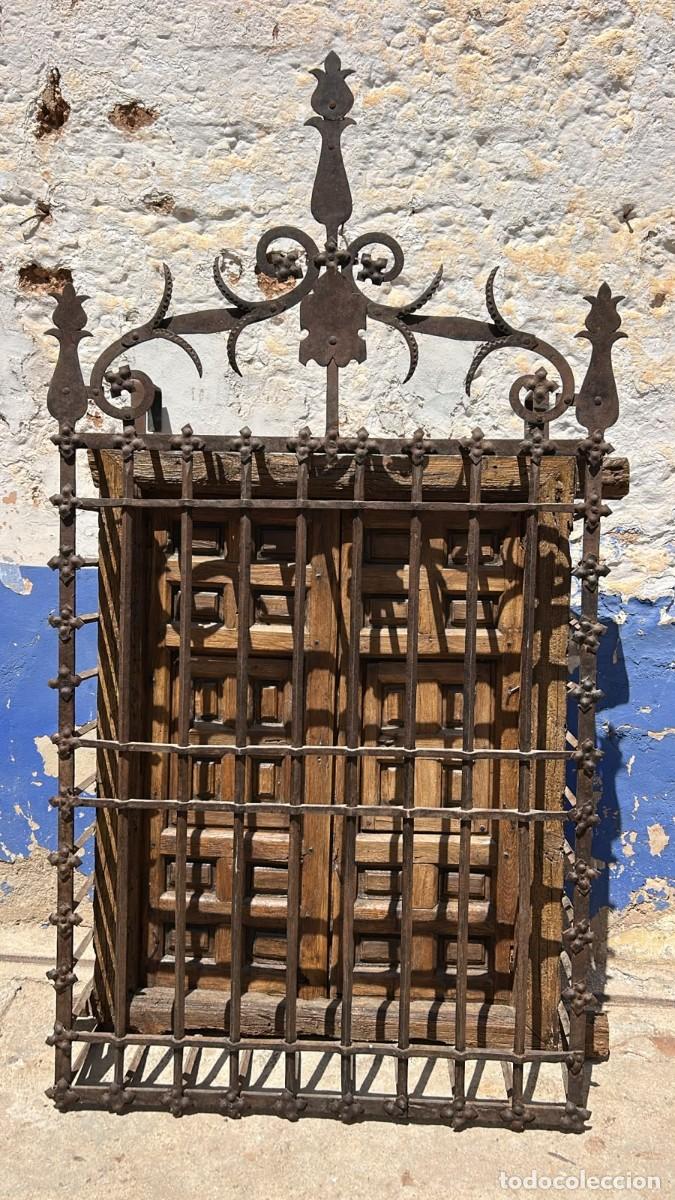Antig&uuml;edades: REJA EXTRAORDINARIA DE FORJA CON PEINETA Y MUY REFORZADA CON VENTANA CON VENTANOS FRAILEROS 135 ALTO