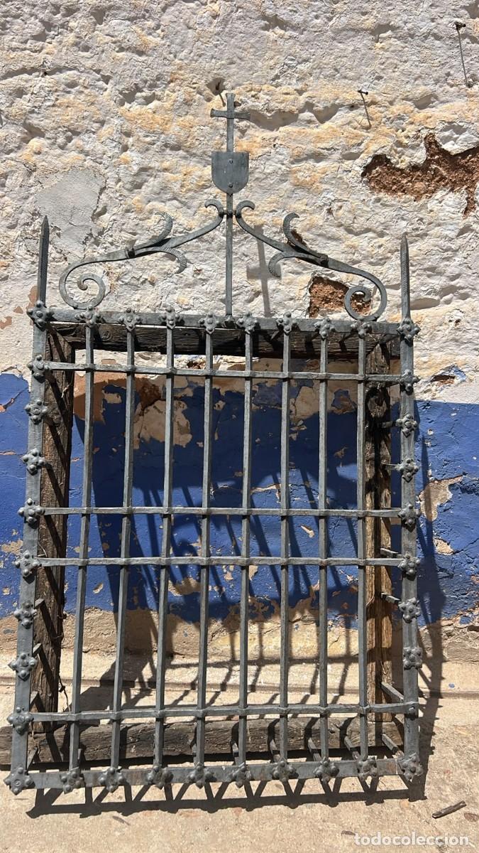 Antig&uuml;edades: REJA EXTRAORDINARIA DE FORJA CON PEINETA 120 CMS. DE ALTO + 62 CMS. DE PEINETA ALTO Y 105 CMS. ANCHO