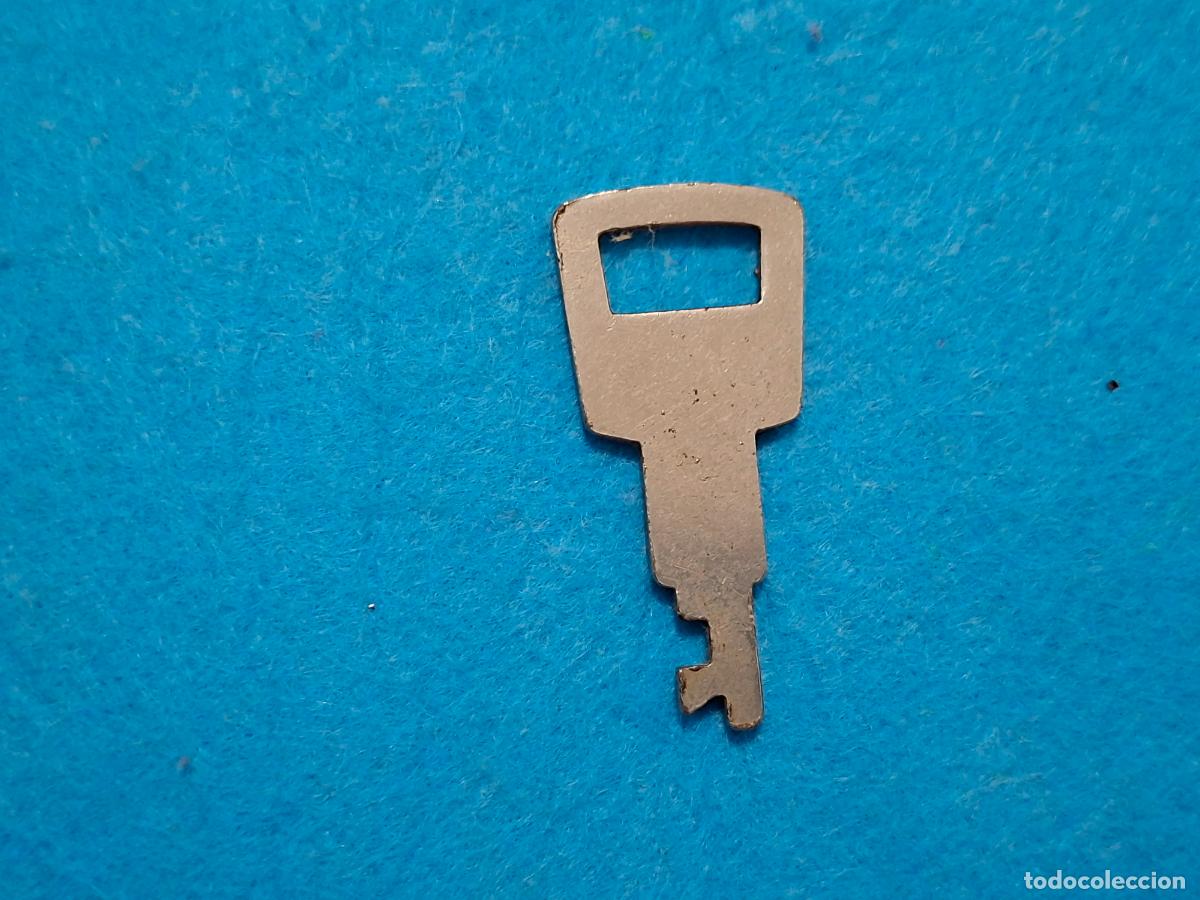 Antig&uuml;edades: Peque&ntilde;a llave met&aacute;lica. 6 cm