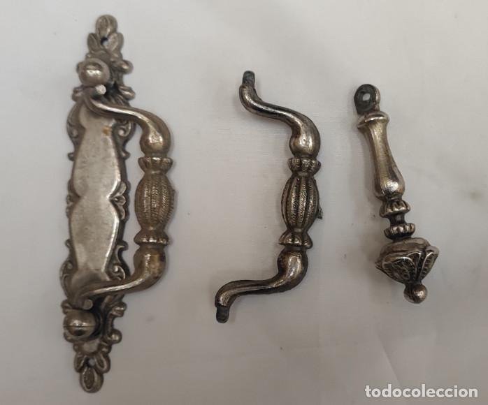 Antig&uuml;edades: 3 TIRADORES PARA MUEBLES Y CAJONES
