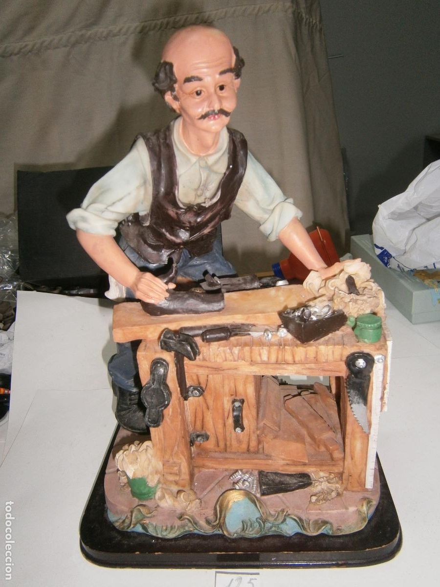 Antig&uuml;edades: FIGURA DE GRAN TAMA&Ntilde;O DE CARPINTERO TRABAJANDO EN SU BANCO DE TRABAJO CON HERRAMIENTAS TRADICIONALES