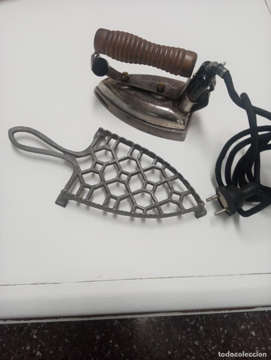 Antig&uuml;edades: Plancha antigua y soporte(funciona) - Foto 2