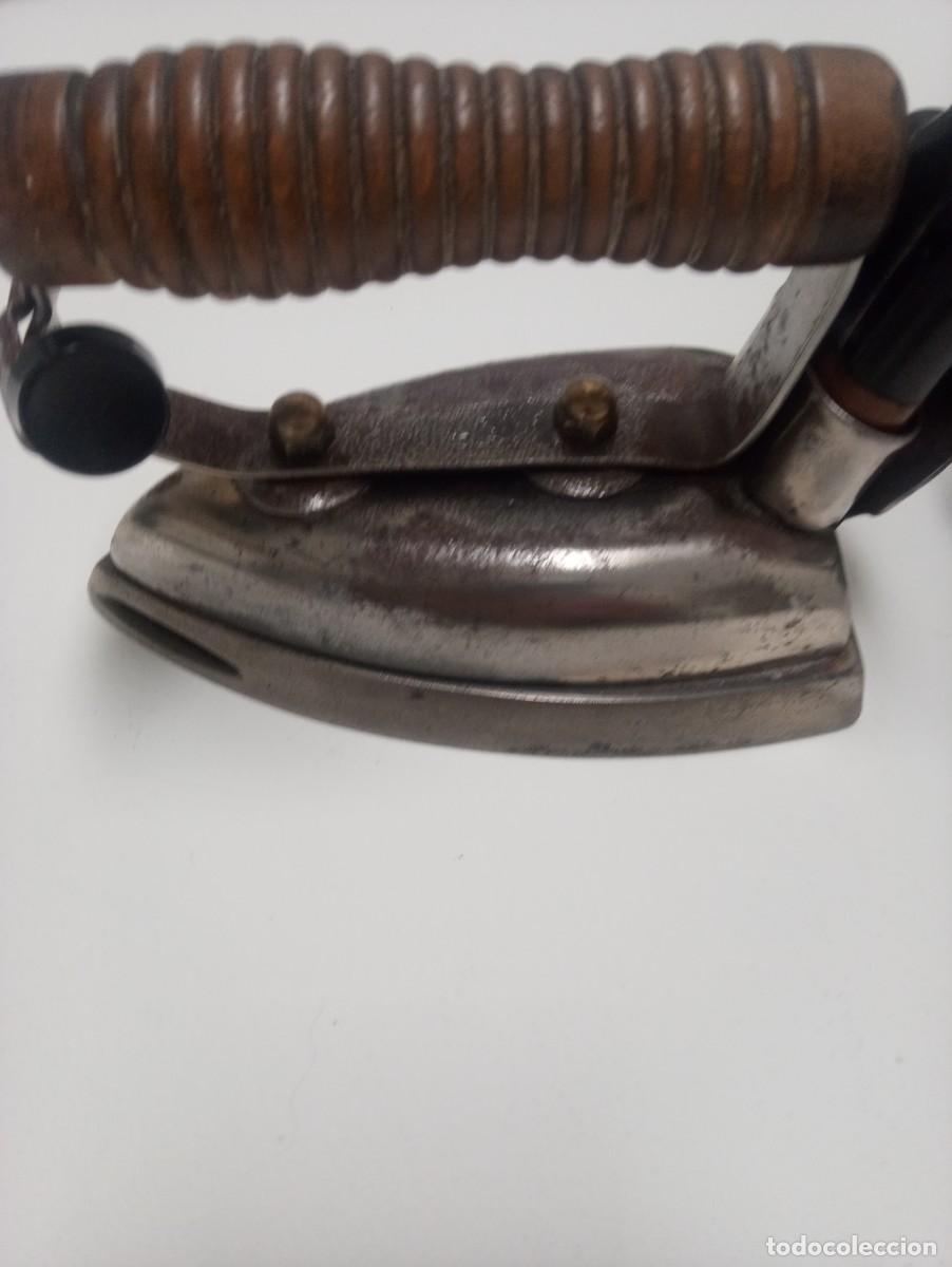 Antig&uuml;edades: Plancha antigua y soporte(funciona) - Foto 4