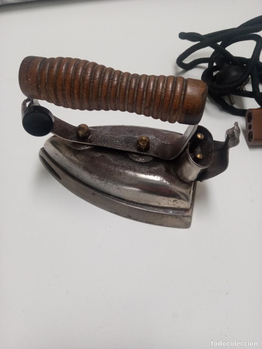 Antig&uuml;edades: Plancha antigua y soporte(funciona) - Foto 6
