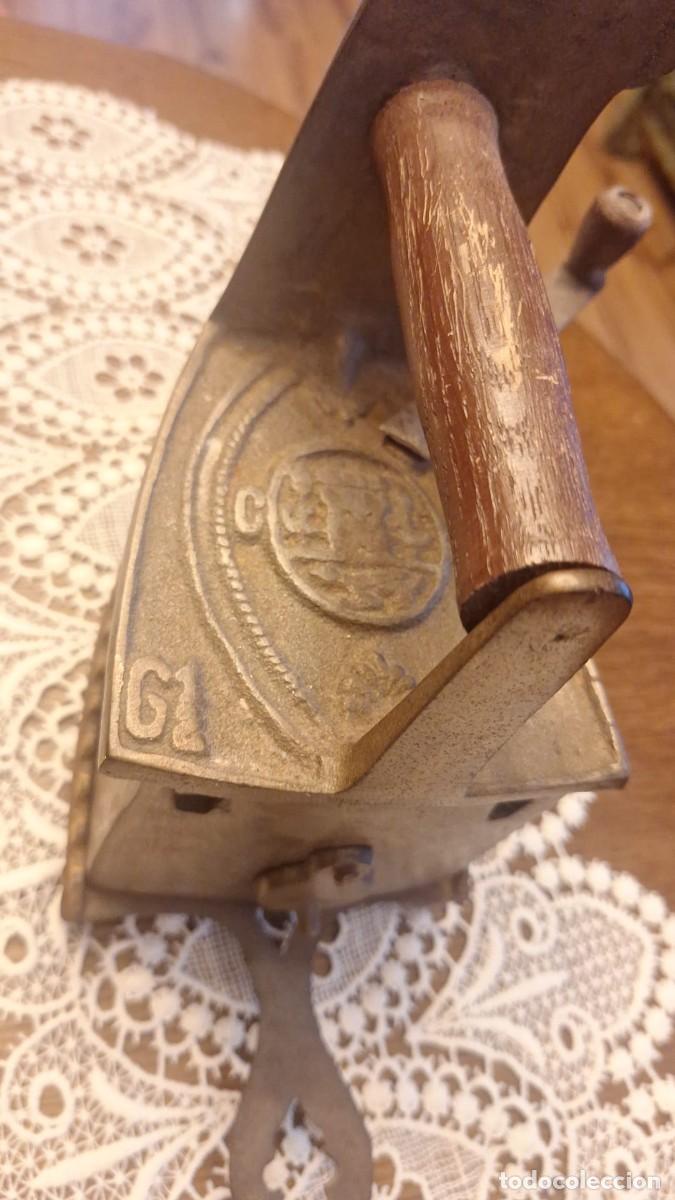 Antig&uuml;edades: Plancha de Carb&oacute;n de Chimenea con Soporte Calado - Foto 4