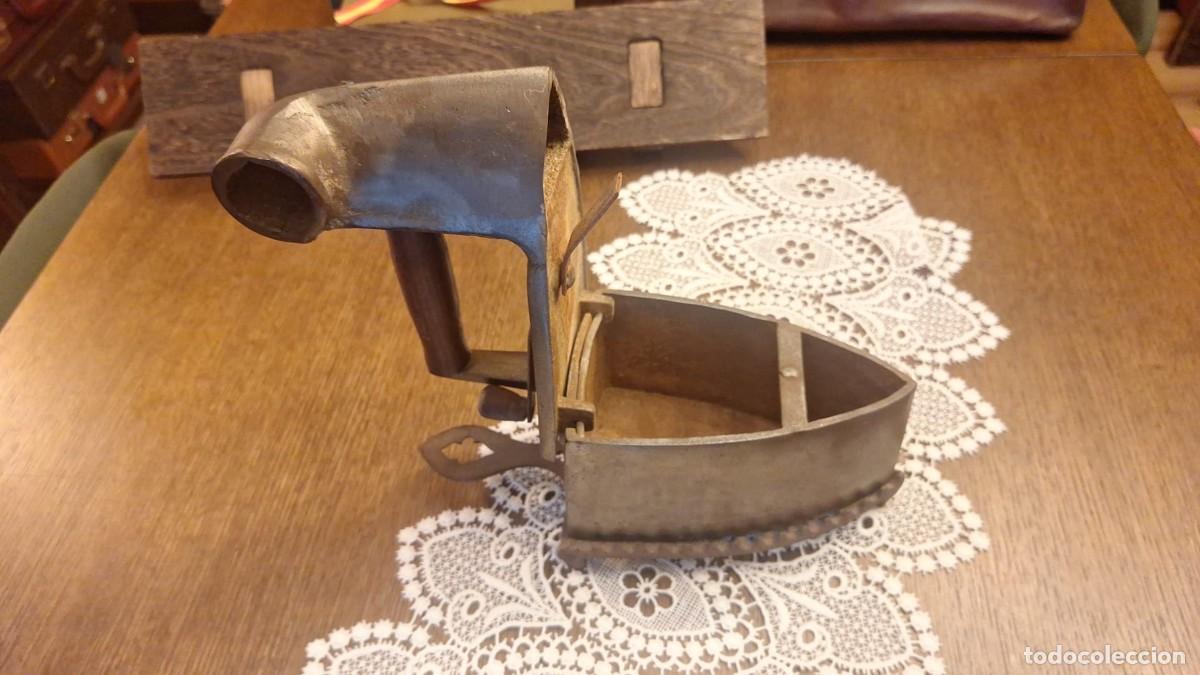 Antig&uuml;edades: Plancha de Carb&oacute;n de Chimenea con Soporte Calado - Foto 6