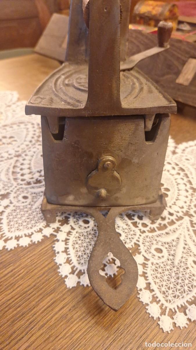 Antig&uuml;edades: Plancha de Carb&oacute;n de Chimenea con Soporte Calado - Foto 9
