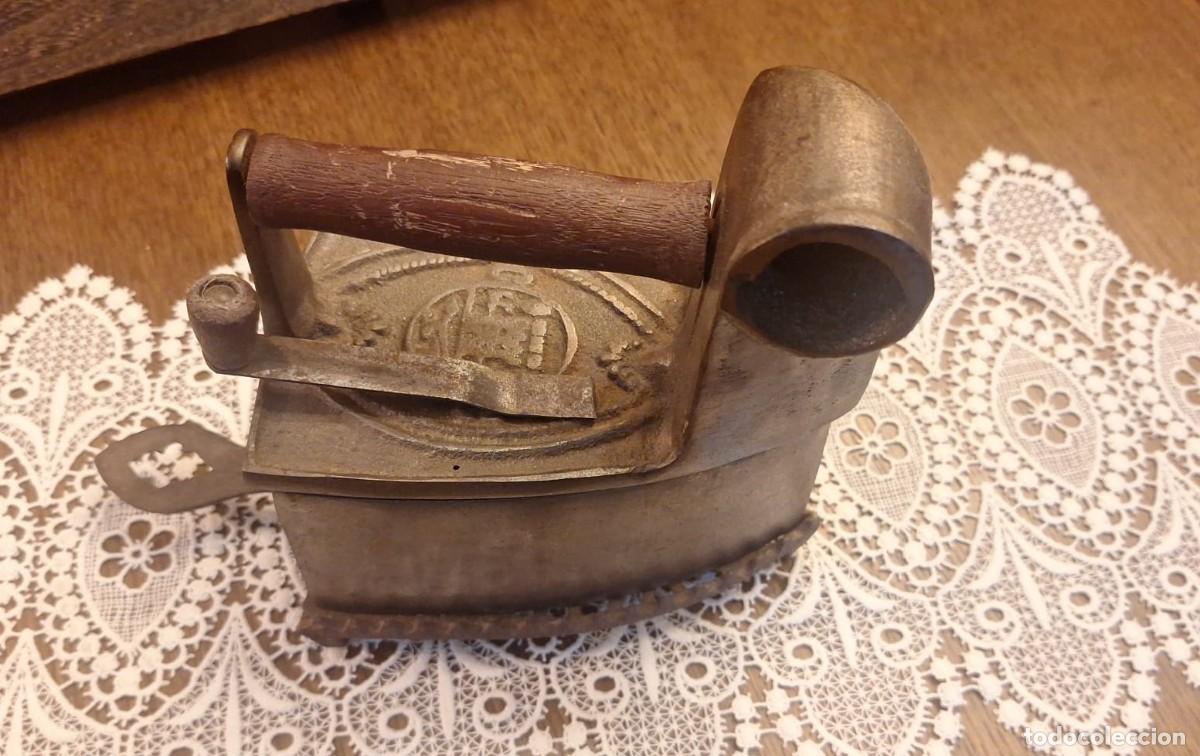 Antig&uuml;edades: Plancha de Carb&oacute;n de Chimenea con Soporte Calado
