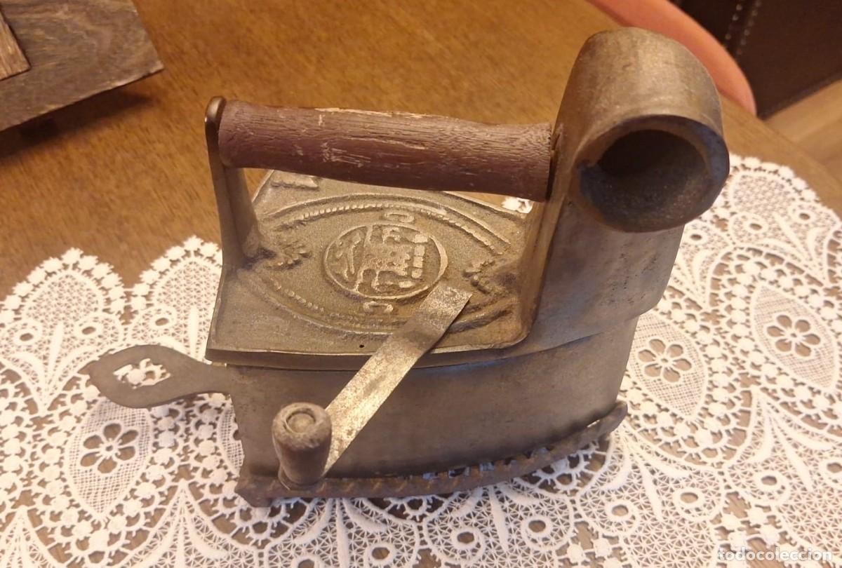 Antig&uuml;edades: Plancha de Carb&oacute;n de Chimenea con Soporte Calado - Foto 2