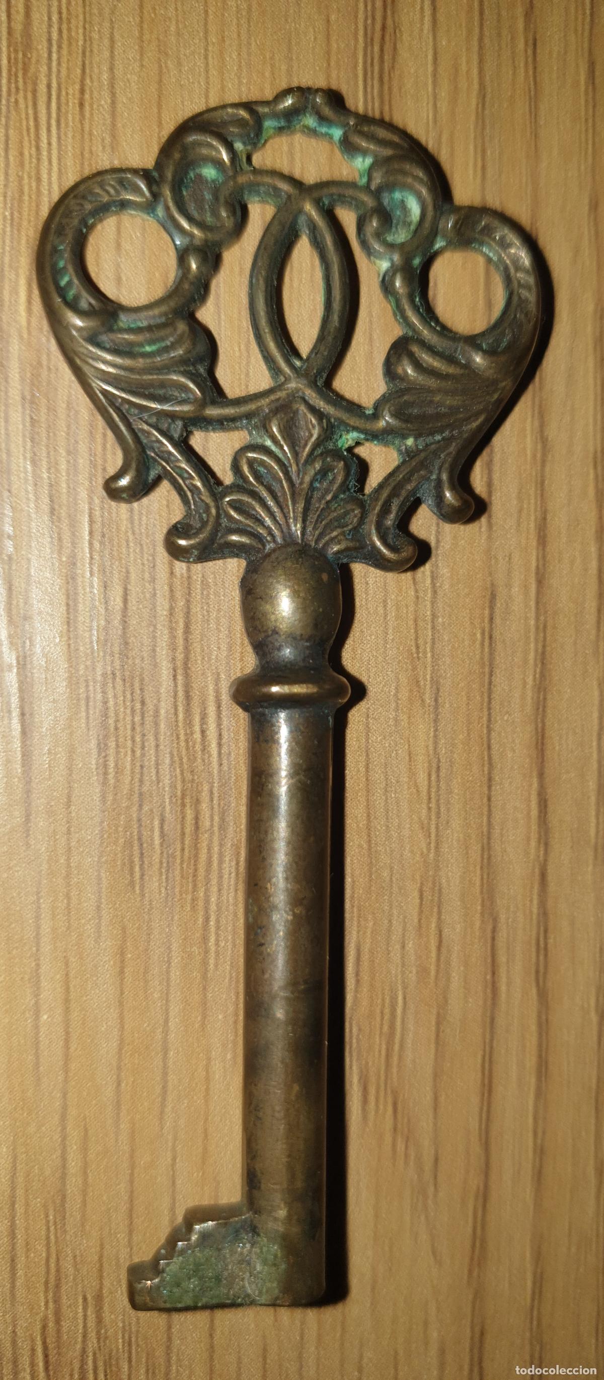 Antig&uuml;edades: LLAVE ANTIGUA DE ARMARIO O CONSOLA