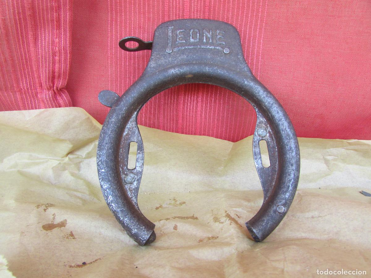 Antig&uuml;edades: Candado a&ntilde;o 1950 de Bicicleta. Con llave. Funciona