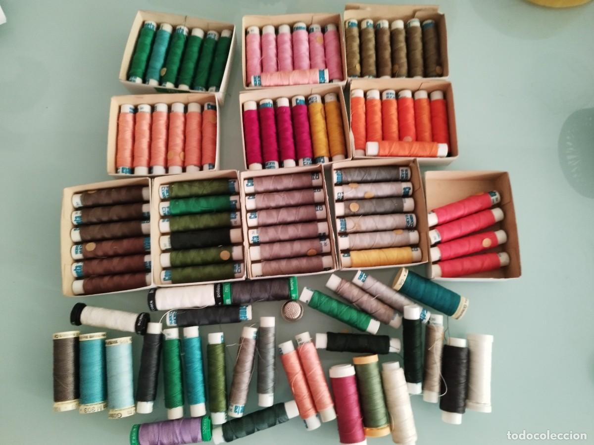 Antig&uuml;edades: Gran lote de aprox. 90 bobinas peque&ntilde;as de hilo, de diferentes colores.