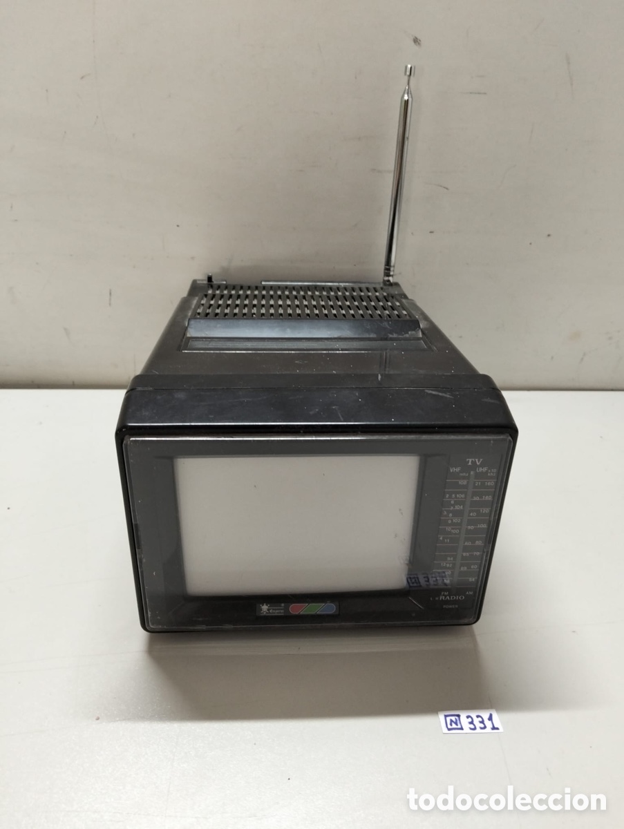 Antig&uuml;edades: Un televisor y radio port&aacute;til CRT vintage de los a&ntilde;os 80