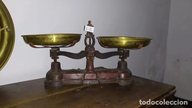 Antig&uuml;edades: Balanza con platillos de lat&oacute;n.