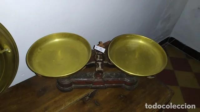 Antig&uuml;edades: Balanza con platillos de lat&oacute;n. - Foto 2