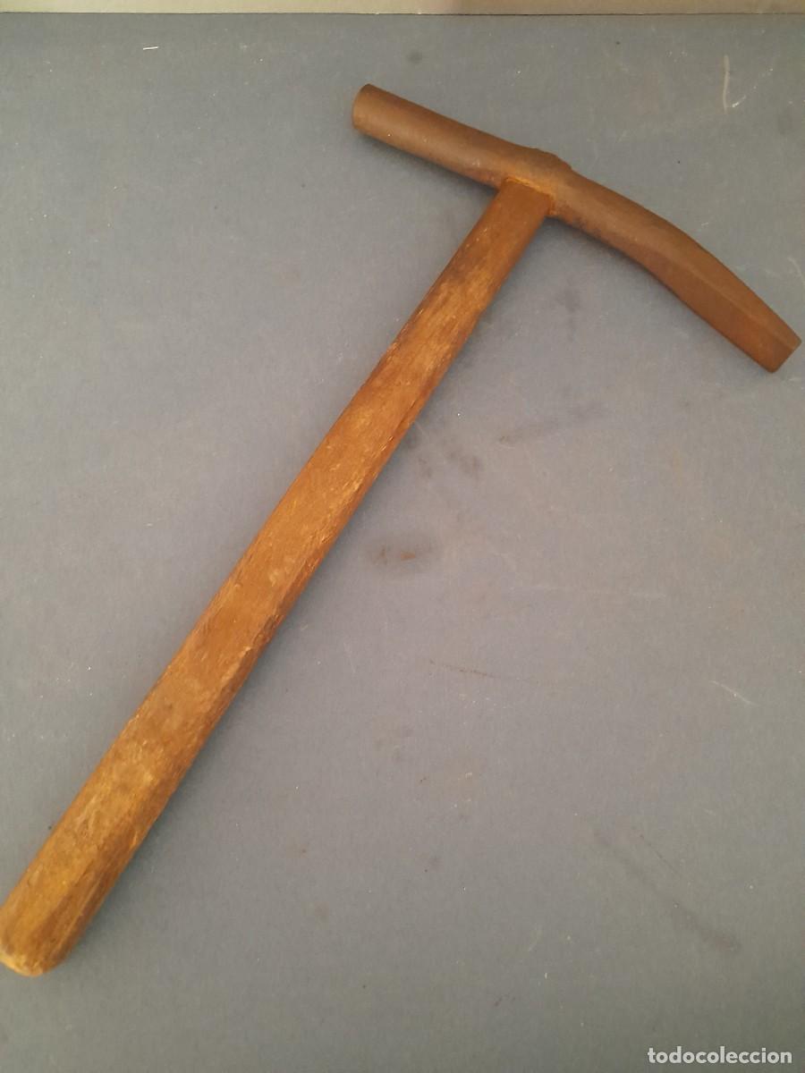 Antig&uuml;edades: martillo con cabeza larga de 18cm aprox, probablemente de zapatero, largo 30cm aprox