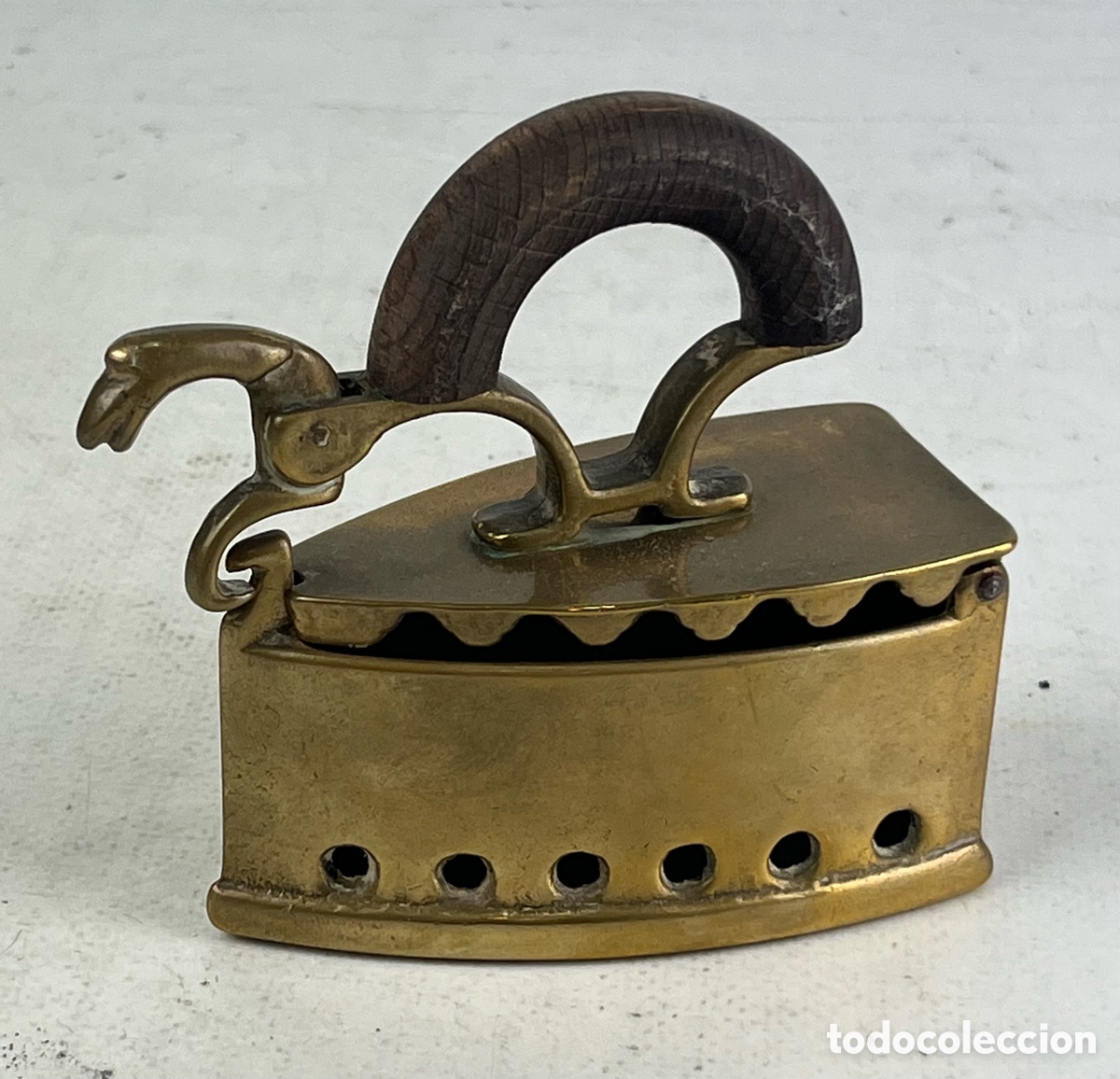 Antig&uuml;edades: PLANCHA DE BRONCE Y MANGO MADERA