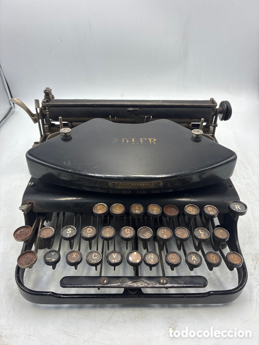 Antig&uuml;edades: M&aacute;quina de escribir Adler.