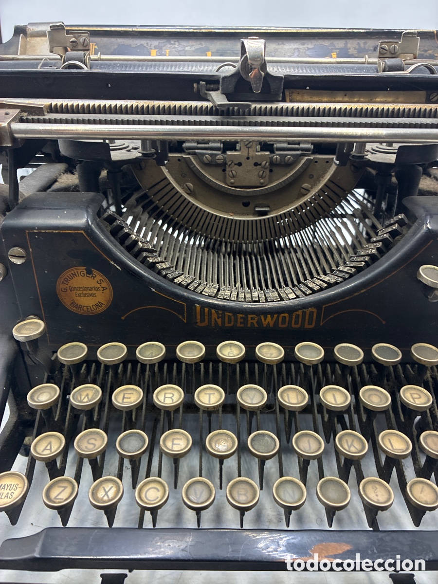 Antig&uuml;edades: M&aacute;quina de escribir Underwood.