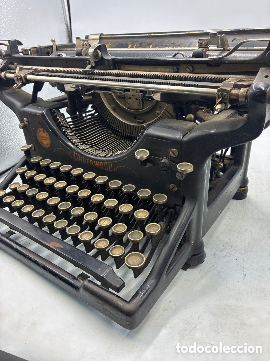 Antig&uuml;edades: M&aacute;quina de escribir Underwood.