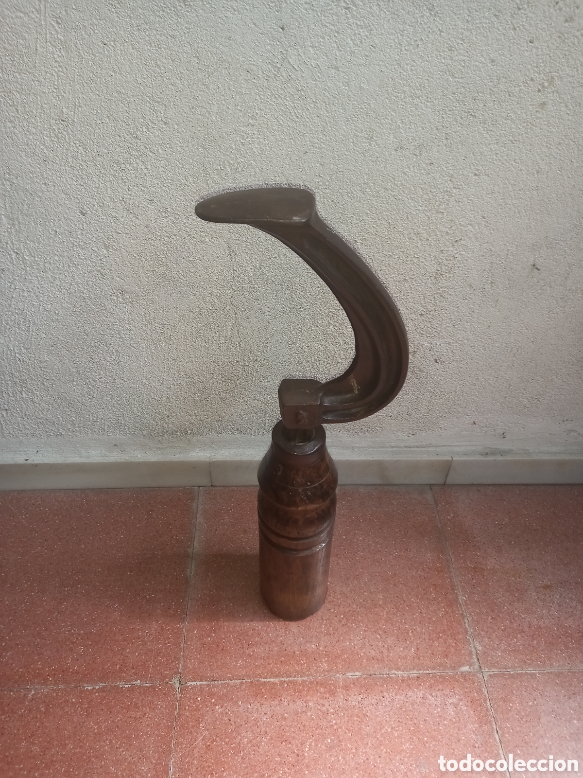 Antig&uuml;edades: Yunque de zapatero de hierro insertado en peana de madera de casta&ntilde;o. p.s.XX.