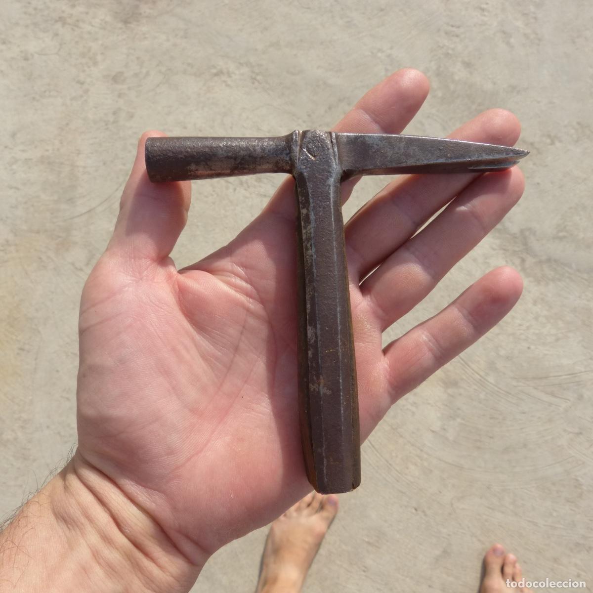 Antig&uuml;edades: Antigua cabeza de martillo de forja con marca de corazon, 222gr, 12x12,8cm.