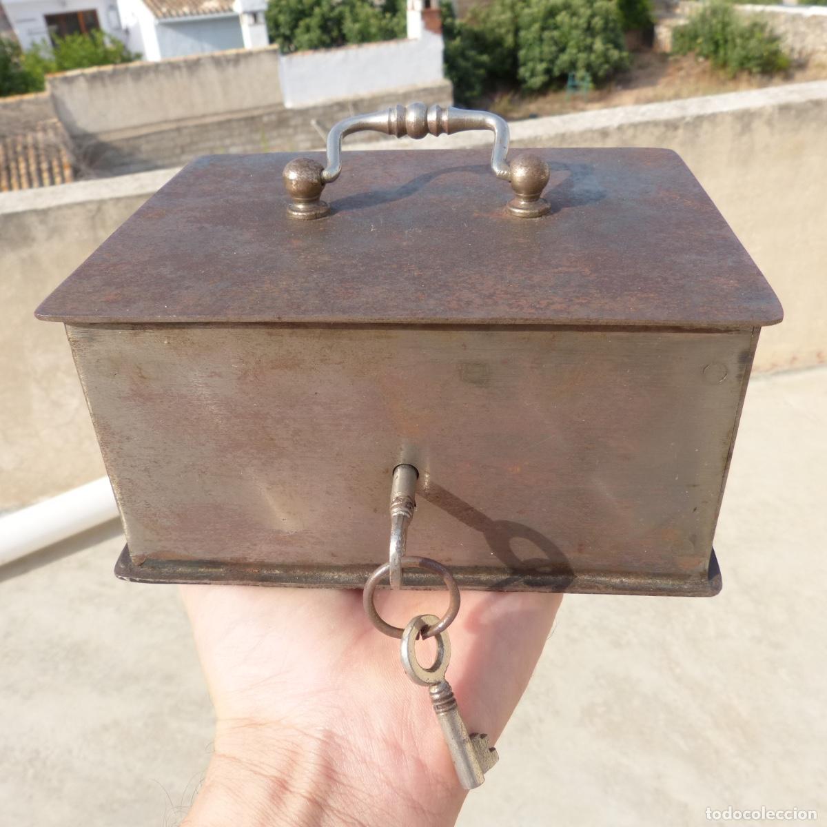 Antig&uuml;edades: Antigua hucha o caja de caudales de hierro con 2 llaves. 1443gr. 16,3x13x8cm.