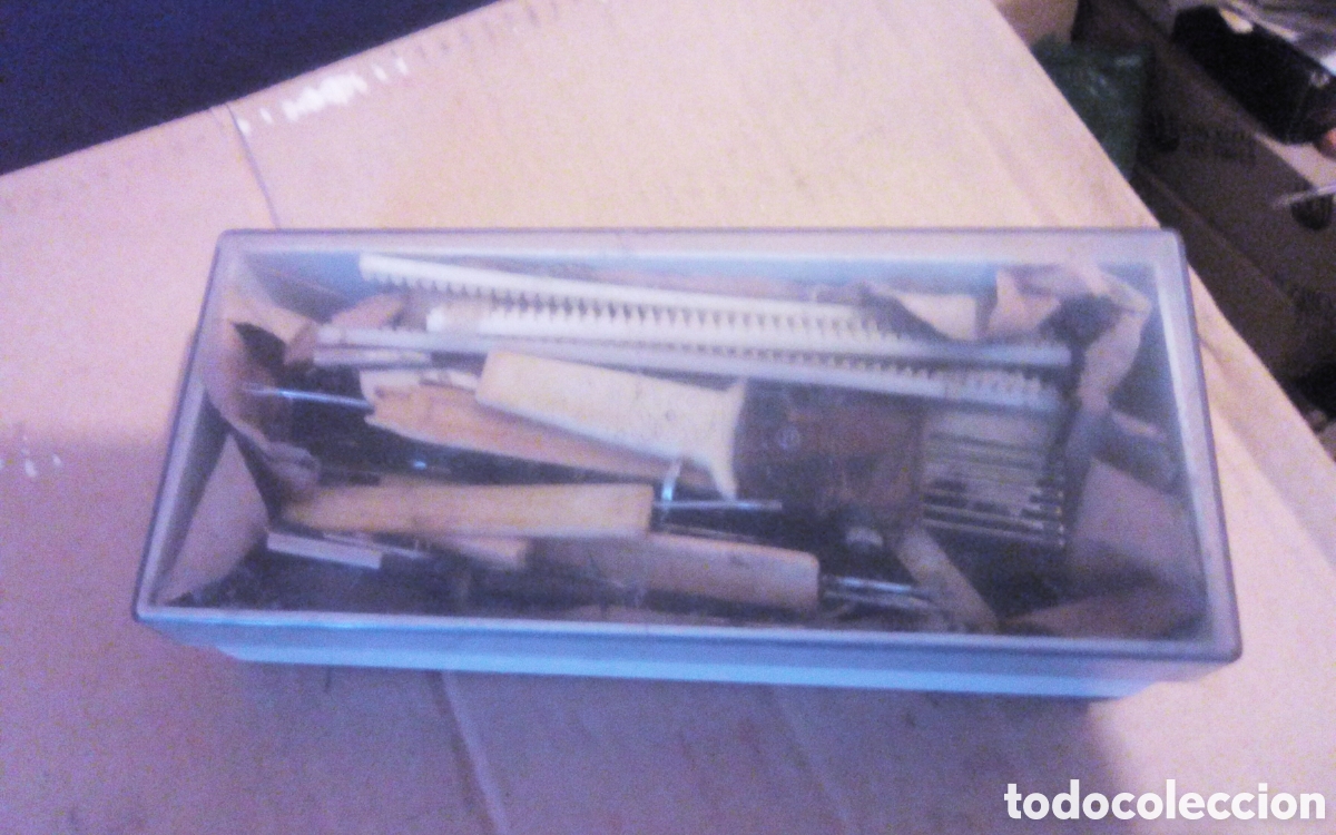 Antig&uuml;edades: Lote caja de herramientas y piezas de recambio. Para maquina tricotar Passap y maquina Brother. Mide