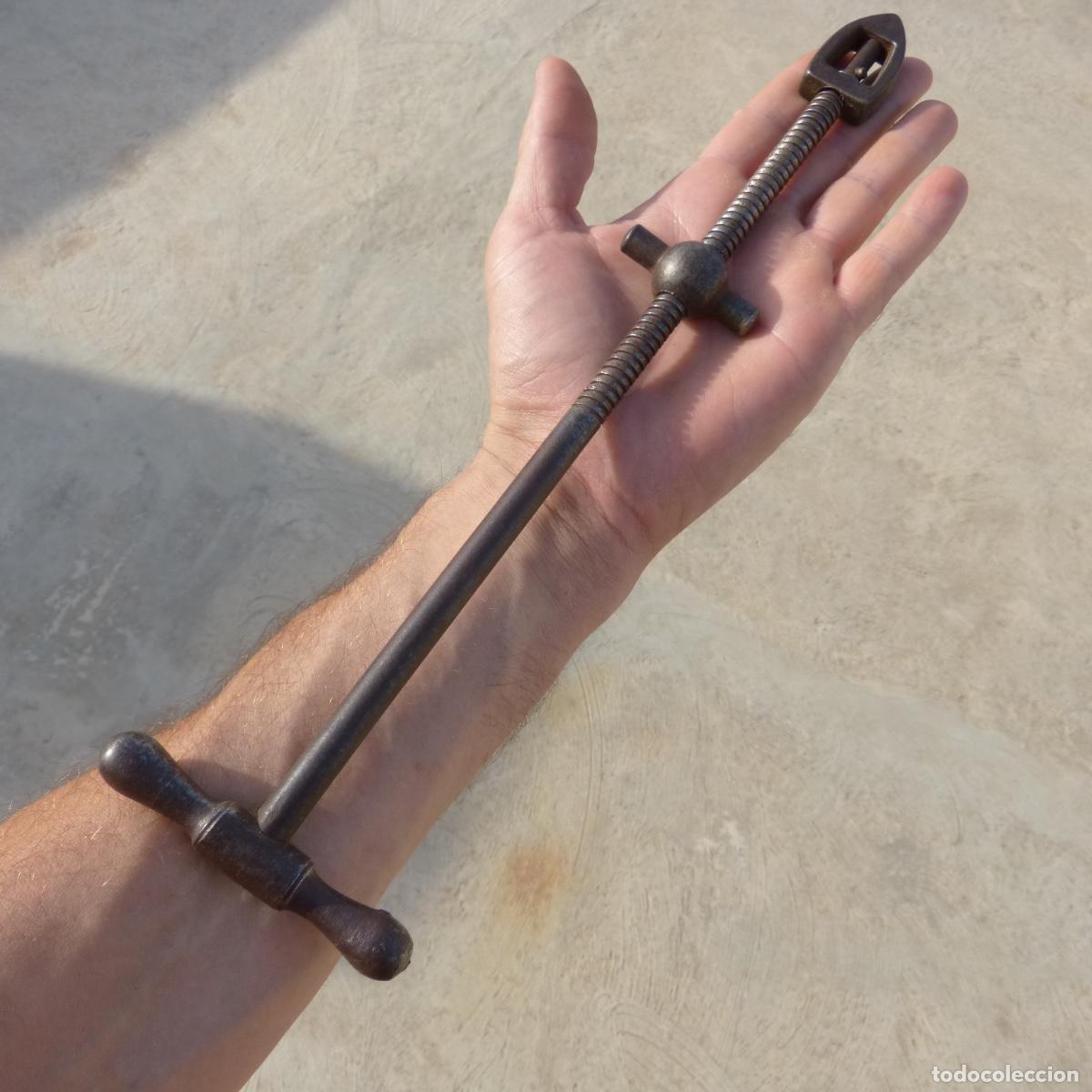 Antig&uuml;edades: Curiosa herramienta en hierro, uso desconocido, 33cm, 340gr.