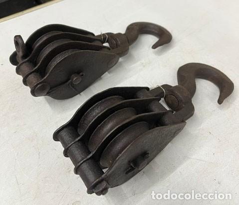 Antig&uuml;edades: Lote de dod poleas de tres vias